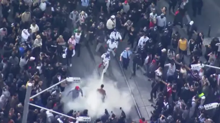 Prosvjedi zbog mjera i cijepljenja diljem svijeta: Prosvjeduje se iz tri razloga, a evo &scaron;to točno građani zahtijevaju