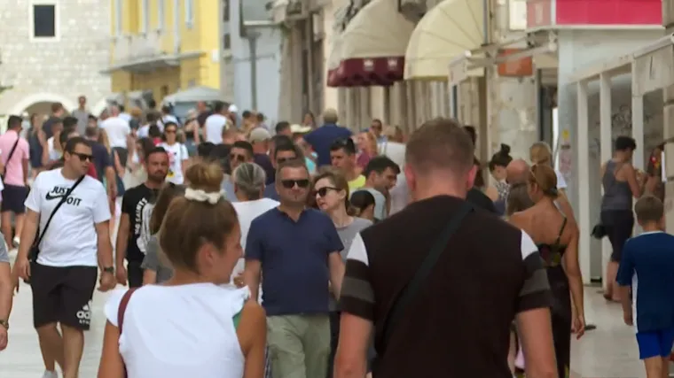 Iako nam je obala u narančastom, brojke se približavaju rekordnoj 2019.: Turisti naveliko pristižu, a prizori podsjećaju na staro normalno