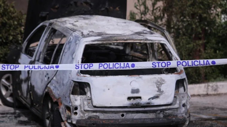 FOTO Eskplozija probudila Splićane: Izgorio automobil na parkirali&scaron;tu