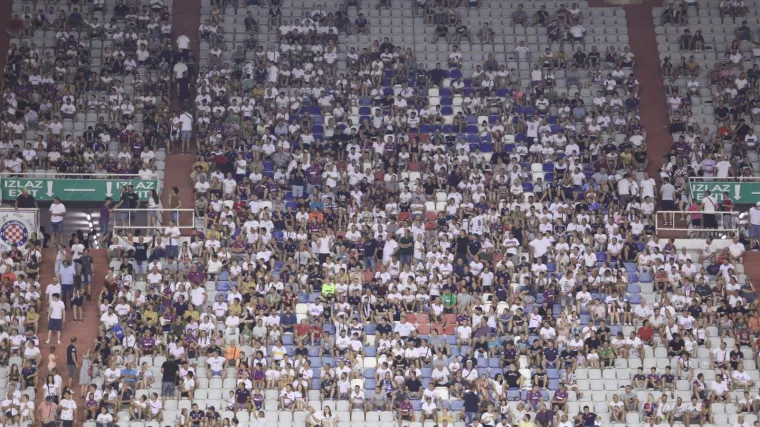 Torcida pjevala Osijeku: 'Ustani bane, Hrvatska te zove'
