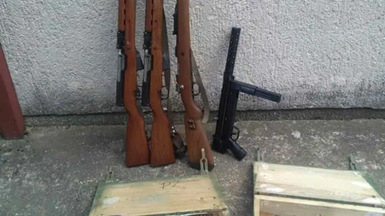 Slavonski Brod: Osoba dragovoljno predala veću količinu oružja, streljiva i eksploziv