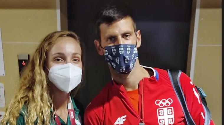 Svi su mislili da se Novak slikao sa suprugom, no onda je otkrivena prava istina