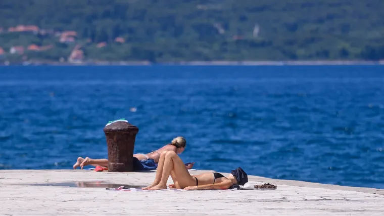 Vrućina će na kopnu trajati do vikenda. Prekinut će ju pljuskovi u subotu