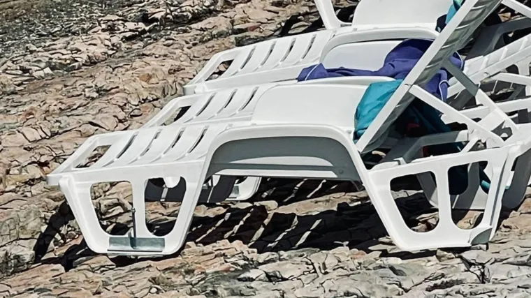 Vijcima pričvršćene ležaljke digle su buku: Neki ne vide problem, neki to smatraju uništavanjem pomorskog dobra