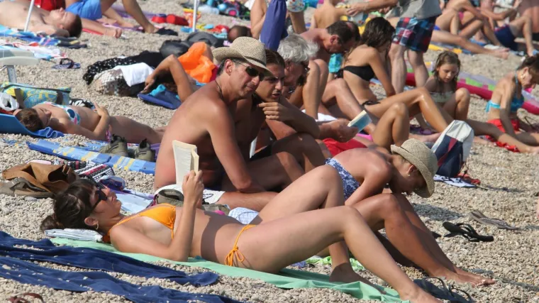 Sunčano, vruće, ponegdje moguć pljusak, ali u nekim dijelovima zemlje temperature su moguće sve do 38&deg;C