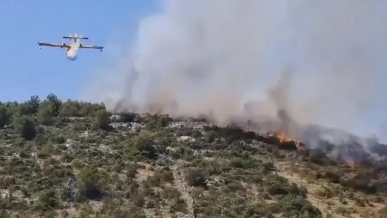 Požar na otvorenom prostoru kod Rogoznice: Na terenu 22 vatrogasca i osam vozila. Stigle i zračne snage