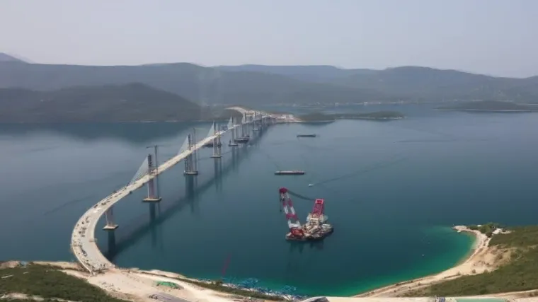 Sjever i jug Hrvatske napokon jedno - četiri sata do spajanja posljednjeg dijela Pelje&scaron;kog mosta. RTL Danas prati povijesni trenutak s kopna, s mosta i iz zraka!