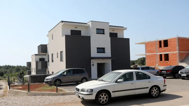 Zločin u Krku! Susjed svjedoči: 'Suprug je besciljno hodao dvori&scaron;tem gol do pojasa, ali se nisam htio mje&scaron;ati'