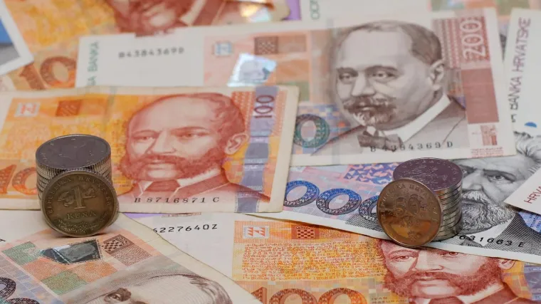 Usred noći izvadio nož i prijetio mladiću na rivi: Od njega je tražio 150 kuna