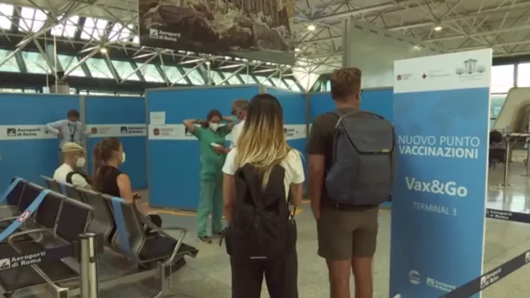 Talijani uveli cijepljenje i na aerodromu. Ne samo zato da se pomogne onima koji se nisu stigli cijepiti, nego jo&scaron; ne&scaron;to