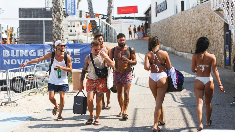 Novalja demantirala napise o Zrću kao leglu zaraze 94 Austrijanca