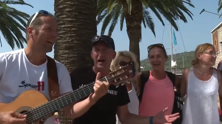 Tri godine od smrti velikog Olivera Dragojevića u Veloj luci je održan koncert u spomen na neprežaljenog kapetana