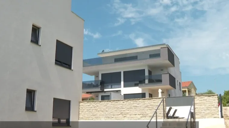 Policija potvrdila sinoćnje informacije RTL-a: Žena na Krku umrla od trovanja alkoholom, partner prijavljen jer nije pomogao