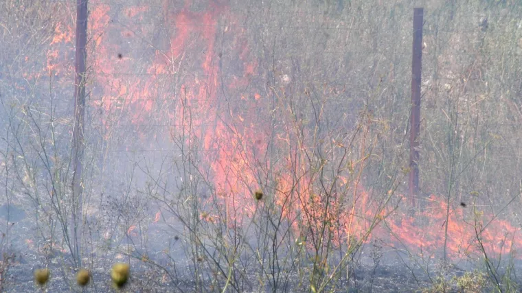 Požar prijeti obiteljskim kućama i mostarskom Aluminiju