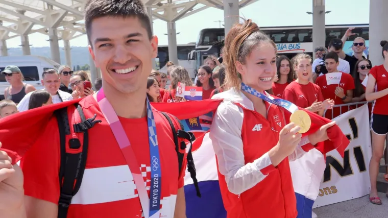 Bili smo na dočeku u Splitu: Mateu i Tonija dočekali susjedi, prijatelji i obitelj. Evo kako je to izgledalo