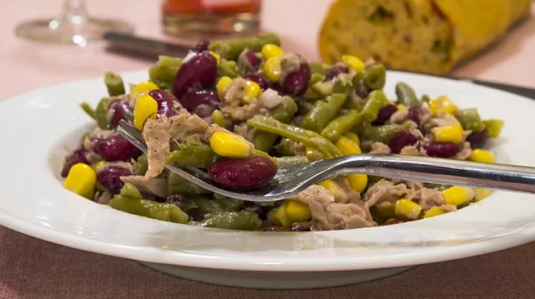 Salata s tunom i mladim kukuruzom