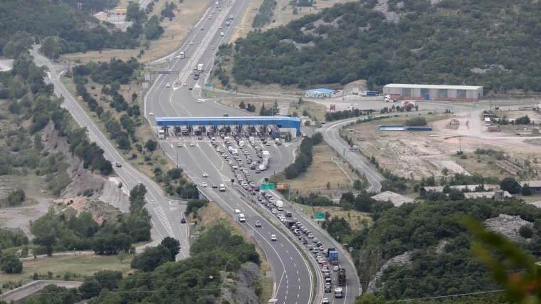 Prometna nesreća na A6, vozi se uz ograničenje brzine. HAK upozorava na moguće zastoje i vožnje u koloni