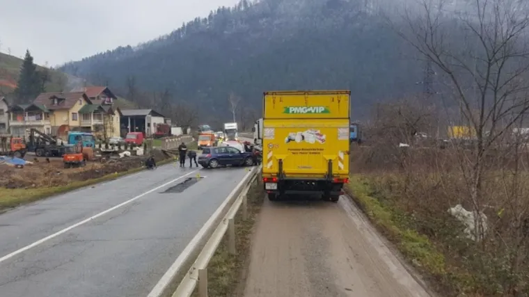 Sudar automobila i dva kamiona u BiH: Dvije osobe poginule, treća te&scaron;ko ozlijeđena