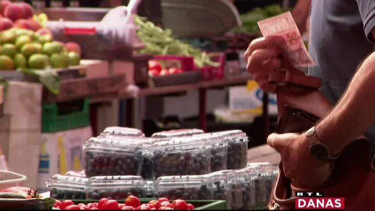 Ana ima 80 i radi na placu, Ivan razmišlja o građevini. Na snagu stupio zakon koji im dopušta rad uz punu mirovinu