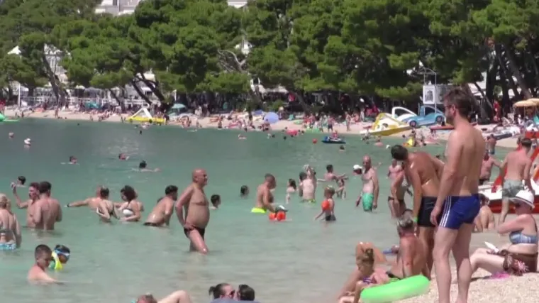 A &scaron;to vi nosite na plažu? Prizor iz Dalmacije postao totalni hit: 'Kakve plaće, takav odmor..'