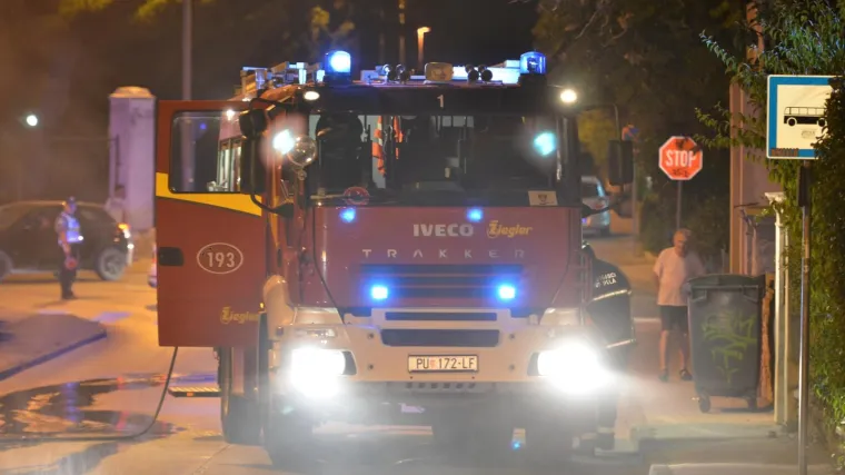 Tragedija u Puli: Žena poginula u stanu u kojem je izbio požar. Mu&scaron;karac s ozljedama prevezen u bolnicu