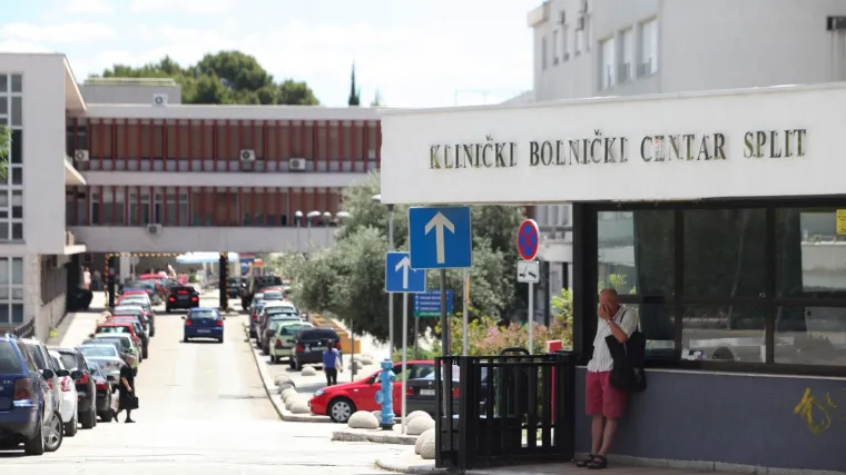 Spa&scaron;avaju mu život u bolnici: Nogom razbijao staklo na ulaznim vratima stana nevjenčane supruge, ozlijedio se, i to kako