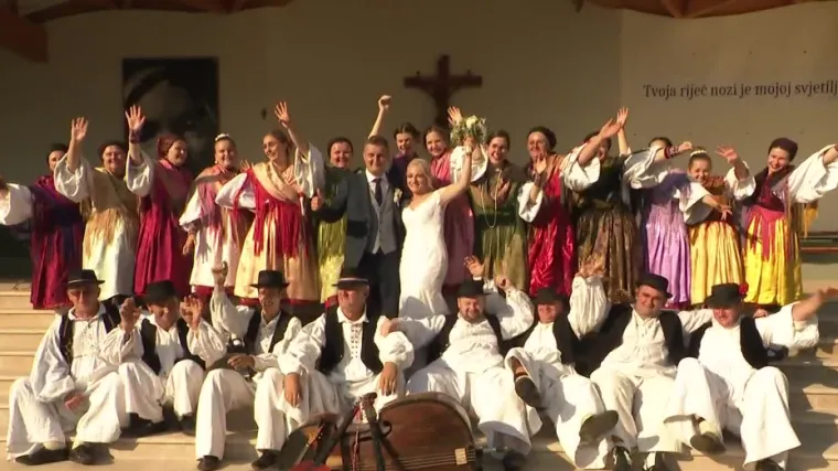 Vraćaju se svadbe kakvih dugo nije bilo! U Slavoniji to znači slavlje od tjedan dana, a gdje ima pjesme i veselja, tamo smo i mi
