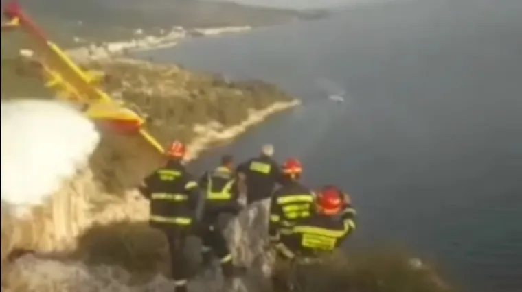 VIDEO Pogledajte spektakularnu vožnju pilota kanadera u Makarskoj: 'Je***e led, kakav luđak...'