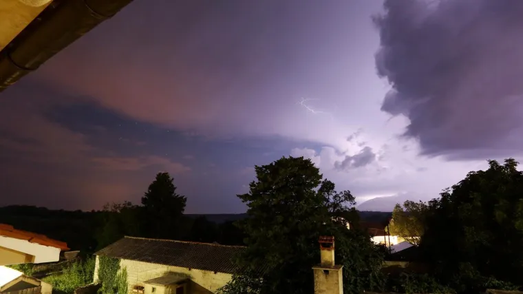 VIDEO Istrom protutnjao tornado! Ru&scaron;io je stabla stara 100 godina i savio stup HEP-a
