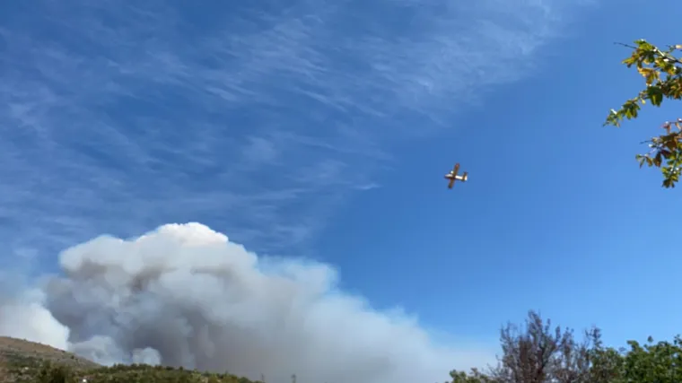 VIDEO Na&scaron; se reporter približio ogromnoj vatrenoj stihiji kod Trogira: Pogledajte kanadere u akciji!