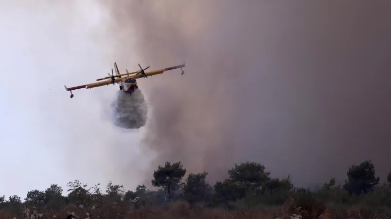 Ponovno se rasplamsao požar kod Trogira: Nova fronta pojavila se nakon povlačenja kanadera