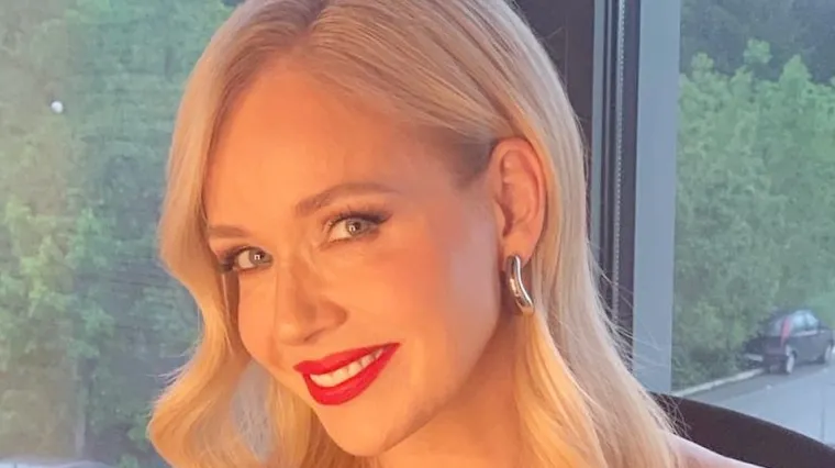 Jelena Rozga istaknula vitku liniju u mini haljini: 'Izgled i glas kao u tinejdžerice'