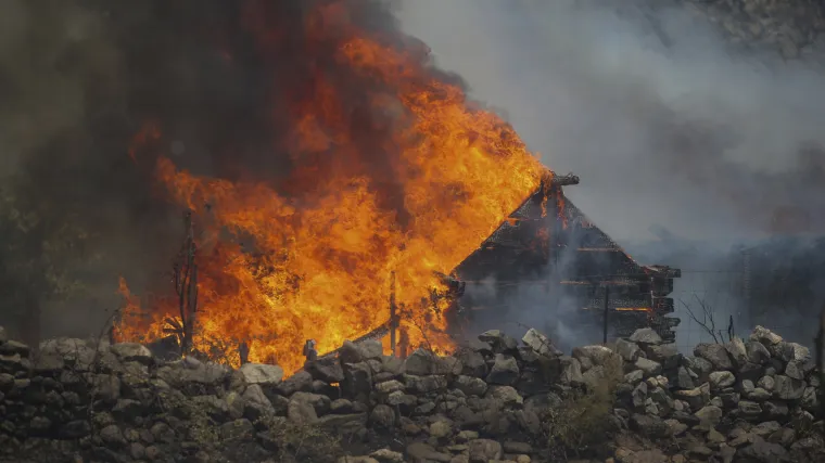 Vatrene stihije divljaju diljem Sredozemlja. Na jugozapadu Turske mje&scaron;tani mahom sami spa&scaron;avaju svoje kuće