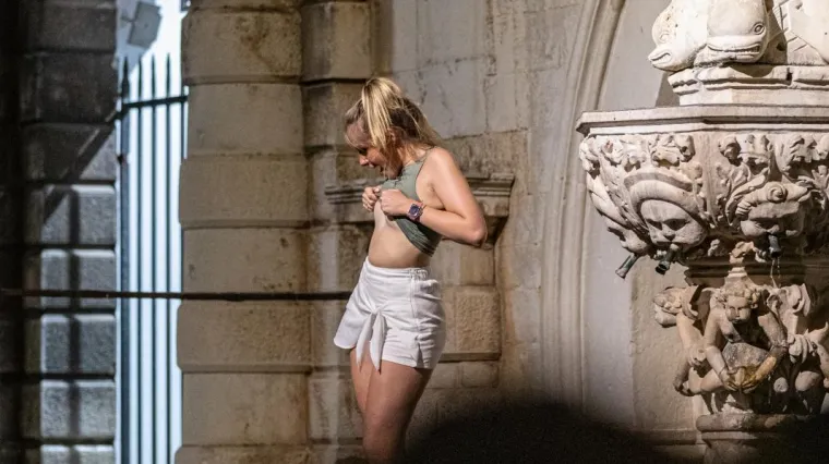 FOTO Striptiz na Stradunu: Djevojka se popela na fontanu i pokazivala grudi