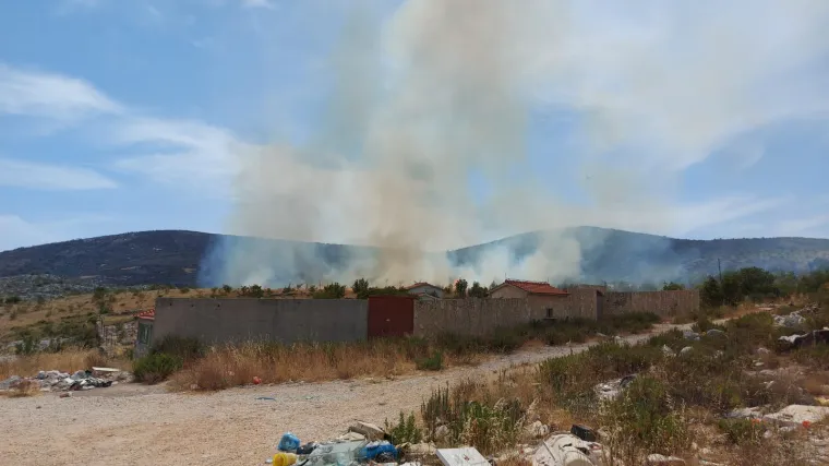 Policija otkrila &scaron;to je uzrok velikom požaru kod Trogira! Opet se aktivirao, vatrogasci iz cijele Dalmacije sudjeluju u ga&scaron;enju