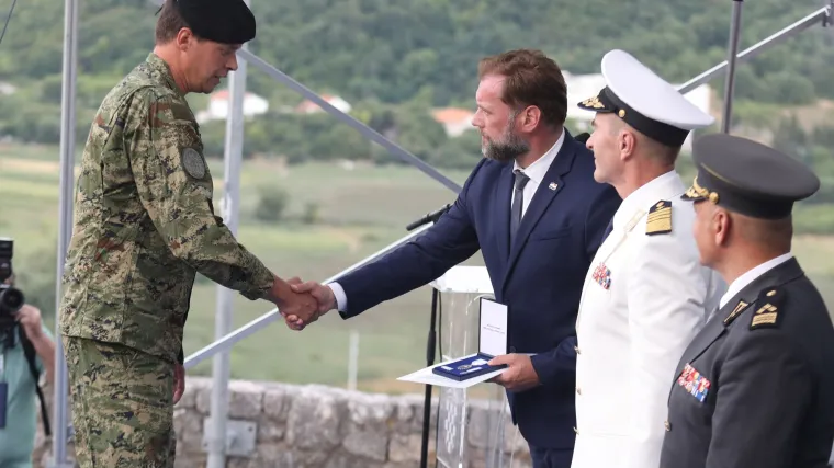 Banožić i Hranj uručili pohvale vojnicima za pomoć ljudima nakon potresa
