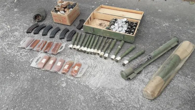 FOTO Pa pogledajte &scaron;to je ovaj čovjek imao doma! Bombe, mine, raketni bacači... Naoružanje za omanju vojsku