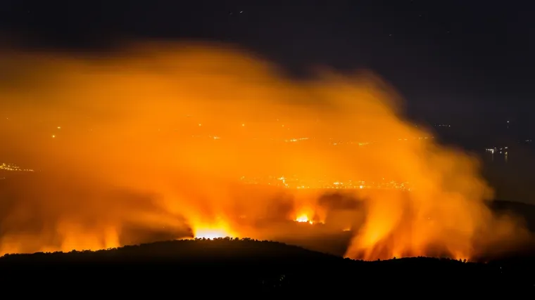 Pogledajte dramatičnu snimku: Ogroman požar kod Trogira guta sve pred sobom, stigao i do ceste