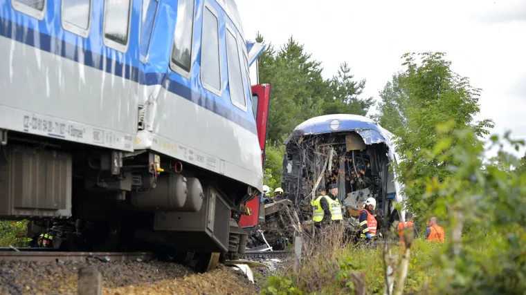 FOTO Vi&scaron;e od 40 osoba ozlijeđeno u stra&scaron;nom sudaru vlaka u Če&scaron;koj! Poginulo dvoje ljudi, jo&scaron; sedam u kritičnom stanju