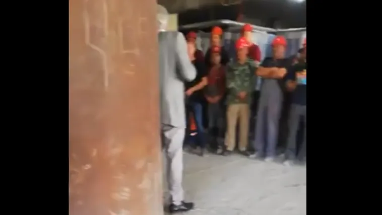 VIDEO Regija umire od smijeha! Građevinare uvježbavali kako da plje&scaron;ću Vučiću: 'Evo, ja ću prvi...'