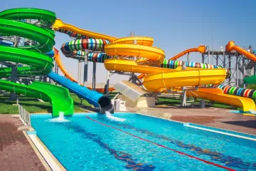 Muškarac koji je mladića u aquaparku udario veslom po glavi i teško ozlijedio je policajac!