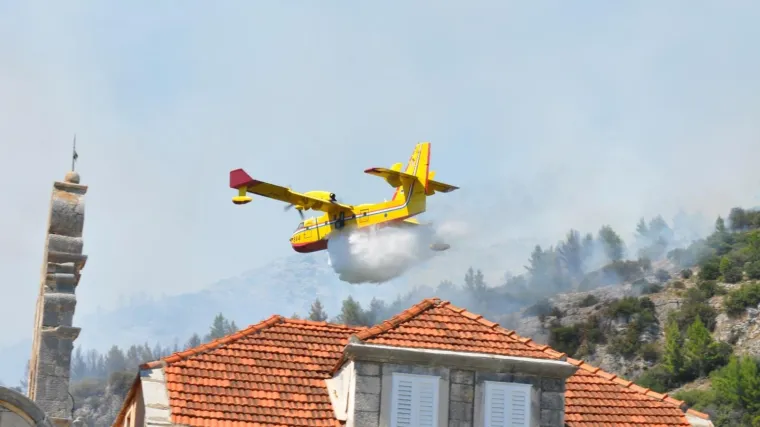 Hrvatski piloti su neustra&scaron;ivi borci protiv požara, ali koliko će jo&scaron; kanadere moći koristiti? Milanović upozorava da o tome treba razmi&scaron;ljati odmah