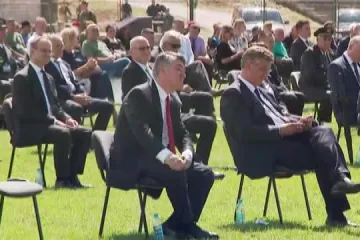 Plenković i Milanović došaptavali se u Kninu za vrijeme govora