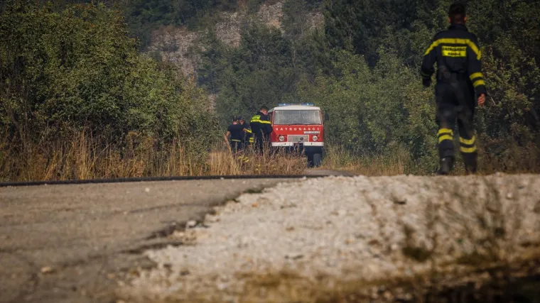Nema predaha za vatrogasce: U Dalmaciji vode bitku s požarima, na kontinentu saniraju posljedice olujnog nevremena