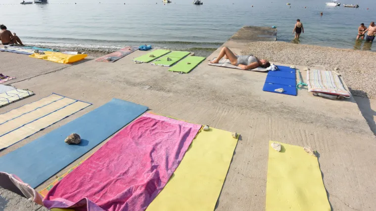 Ostavljate ručnik kako biste imali mjesto na plaži? U Istri su odlučili tome stati na kraj - kazne i do 500 kuna