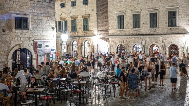 Dubrovčanku revoltiralo neobično pravilo jednog lokala. Vlasnik kaže: 'Ne može se s dva soka sjedati za stolom tri sata'