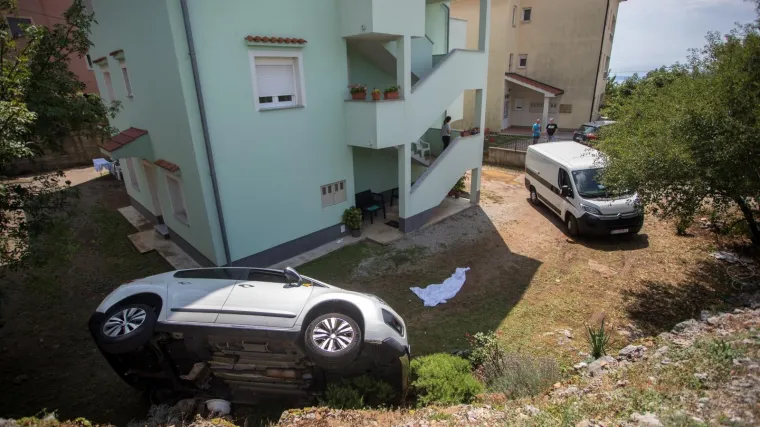 Policija objavila detalje nesreće u Rijeci: Probao zaustaviti auto, ispao iz njega i auto ga pregazio