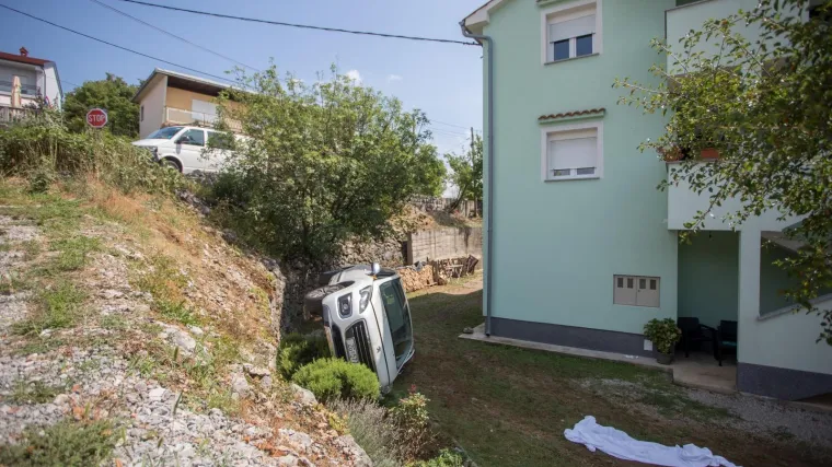 FOTO Užas u Rijeci: Sletio automobilom s ceste u dvori&scaron;te obiteljske kuće i poginuo