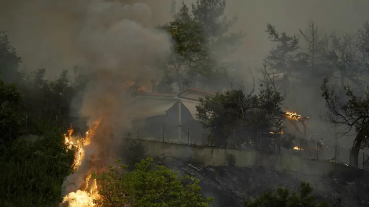 Atena u plamenu i dimu, evakuacije tisuća ljudi! Hrvatski veleposlanik za RTL: 'Osobito je kritično u blizini autoceste koja spaja Atenu i Solun'