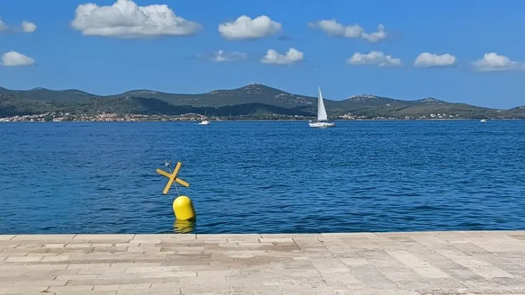 Zabranjeno plivanje kod zgrade Sveučili&scaron;ta, uz rivu postavljena posebna oznaka